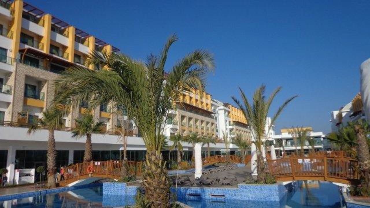 Pool und Gebäude Port Nature Luxury Resort & Spa