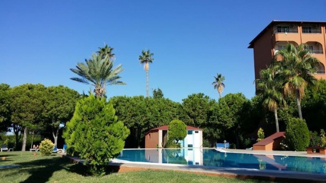 Ruhepool mit WC/Umkleidekabinen Club Turtas Beach Hotel