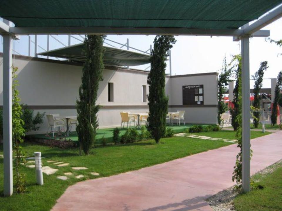 Gartenanlage zwischen Pool 1 und Pool 2 Saturn Palace Resort Hotel