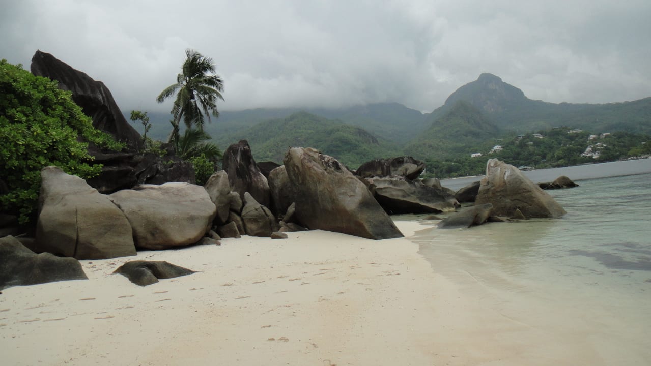 Felsformation Strand hinter Heli-Port Constance Ephelia