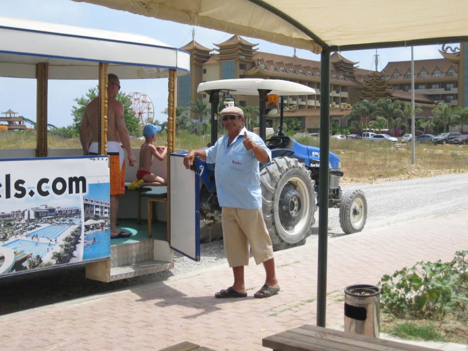 Traktor Fahrer Hane Family Resort