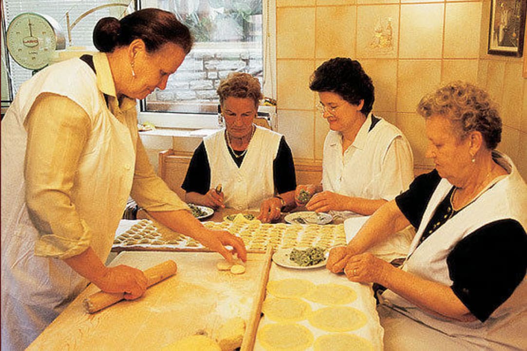 Cajincì y tutres (Ladinische Spezialitäten) Gasthof Dasser