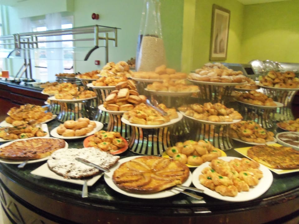 Nur ein Teil des Gebäcks. Malikia Resort Abu Dabbab