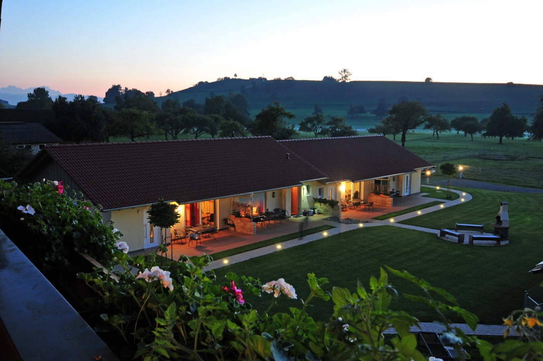 Dämmerung und Ausblick auf Neubau und Umgebung Ferienhof Schmid