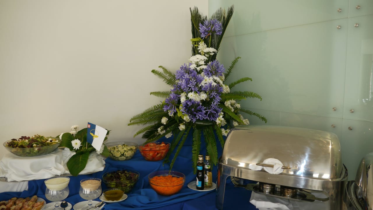 Teil des Büffets Caloura Hotel Resort