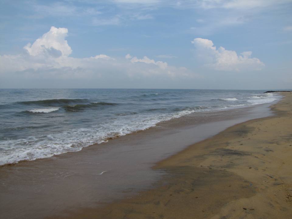 Strand mit Brandung Hotel Jetwing Beach