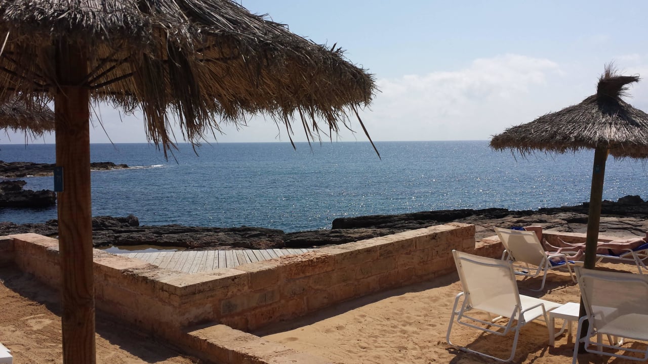 Liegen am Hotel Bikini Island & Mountain Hotel Es Trenc