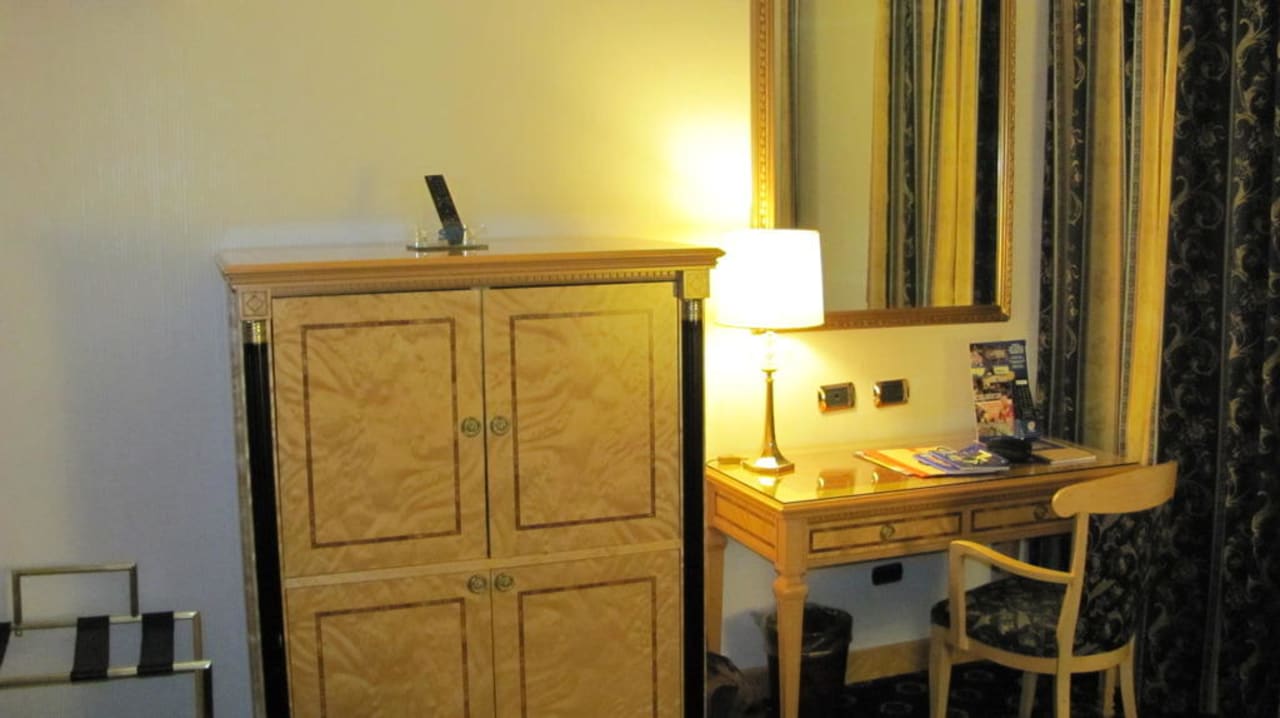 Sitzecke mit Fernsehschrank Hotel Andreola Central