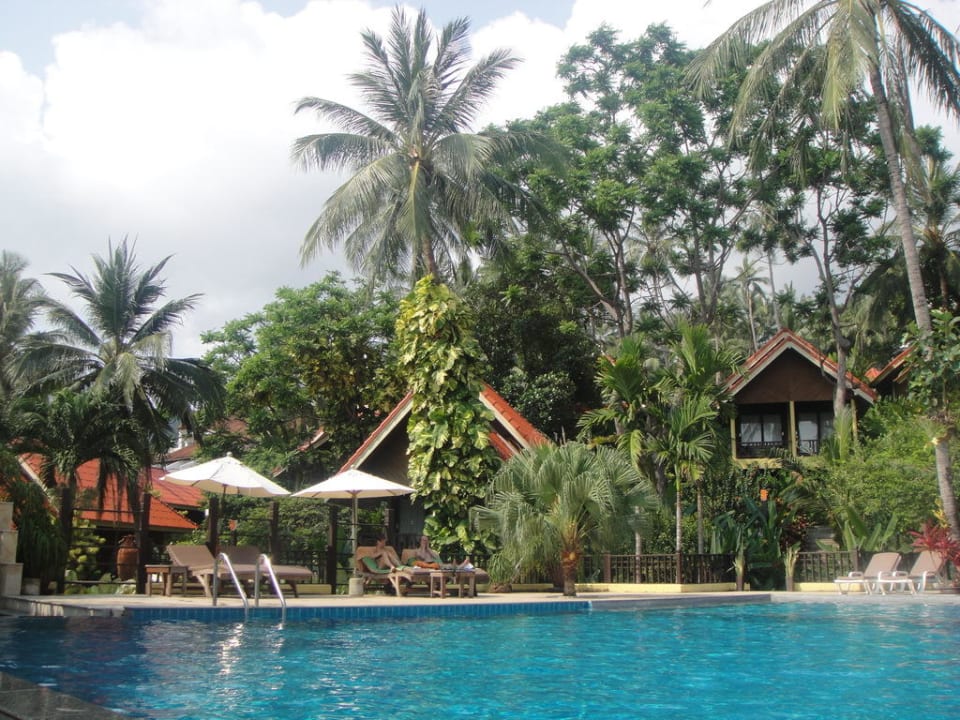 Pool mit Blick auf die Cottages New Star Beach Resort