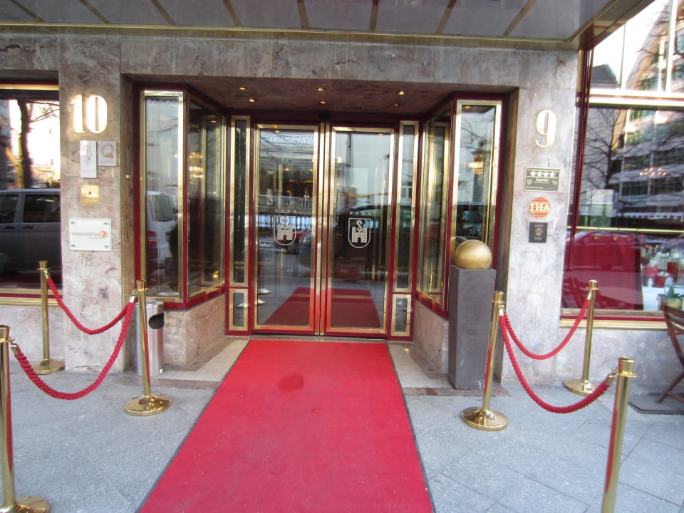 Eingangsbereich mit rotem Teppich Savoy Hotel Berlin