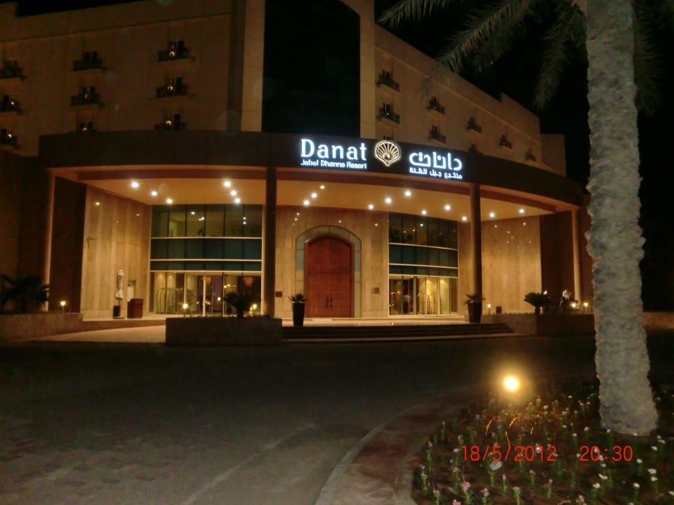 Hotelhaupteingang bei Nacht Hotel Danat Jebel Dhanna Resort