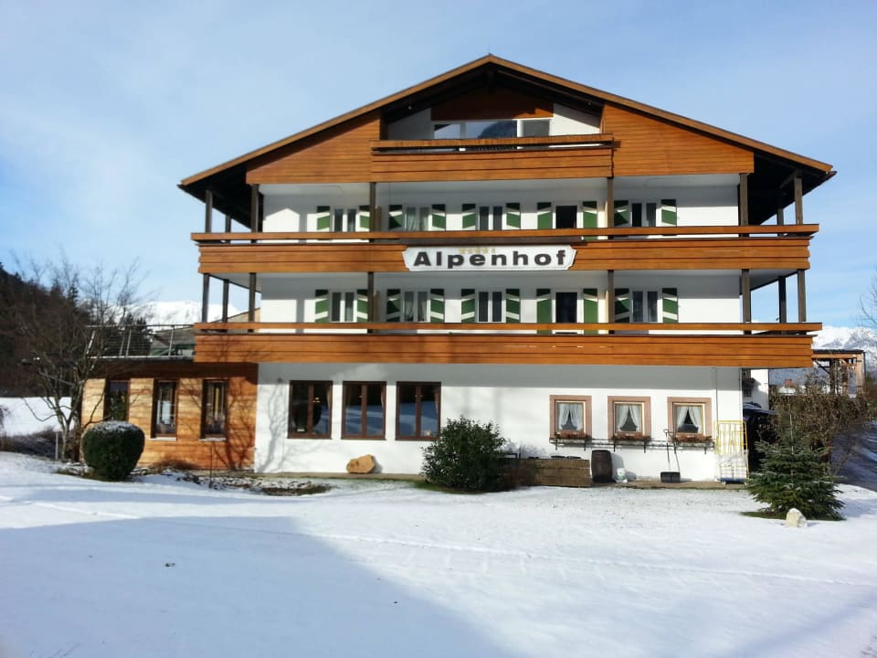 Seiteneinfahrt mit Einfahrt Alm- & Wellnesshotel Alpenhof