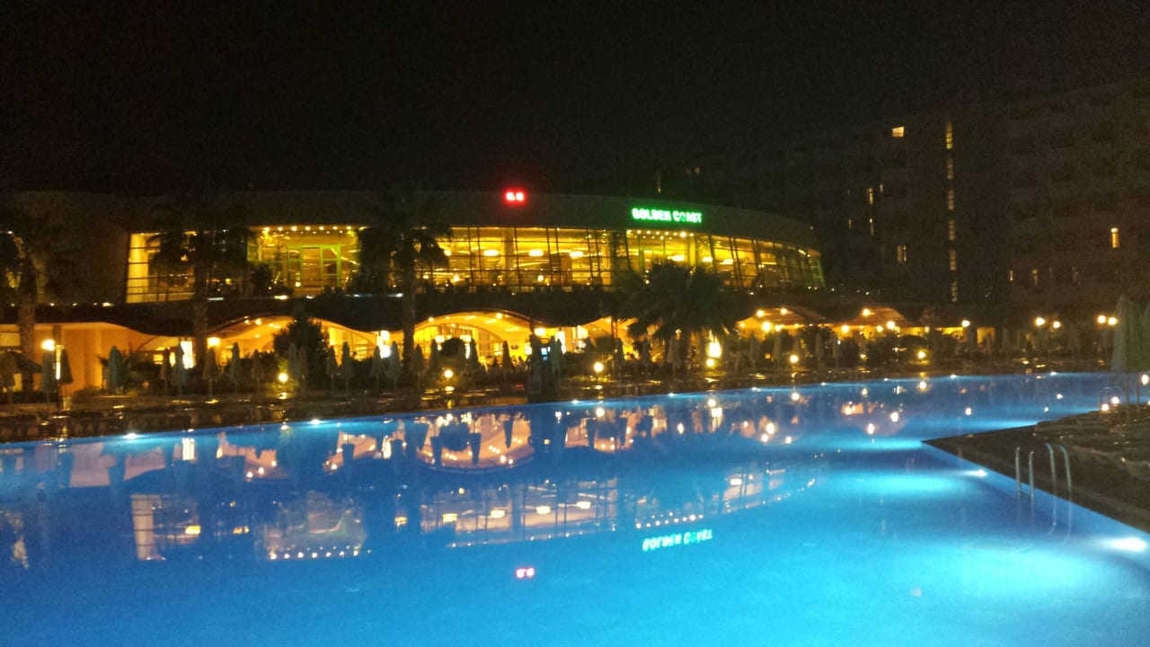 Schöner Blick am abend auf die Poolanlage VONRESORT Golden Coast