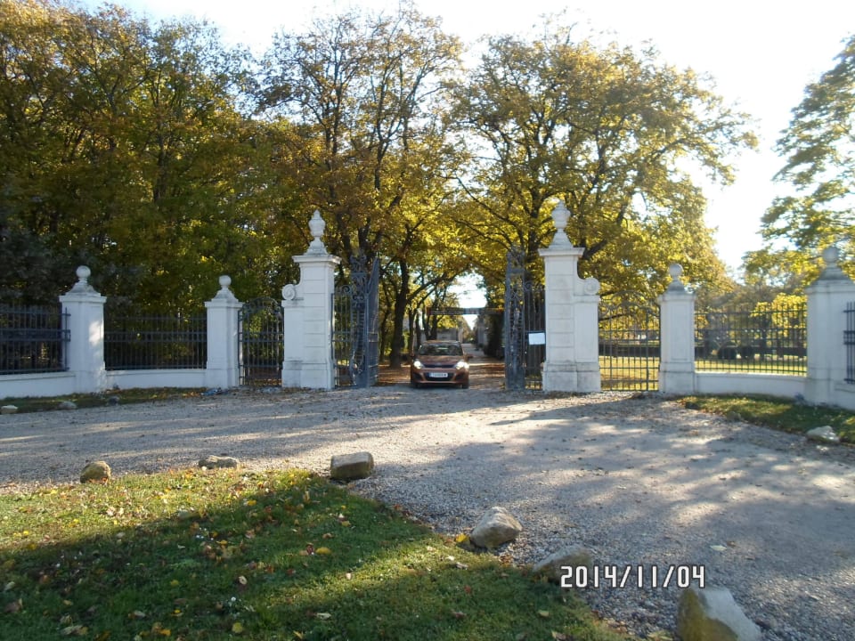Einfahrt zum Schloss Hotel Knappenstöckl