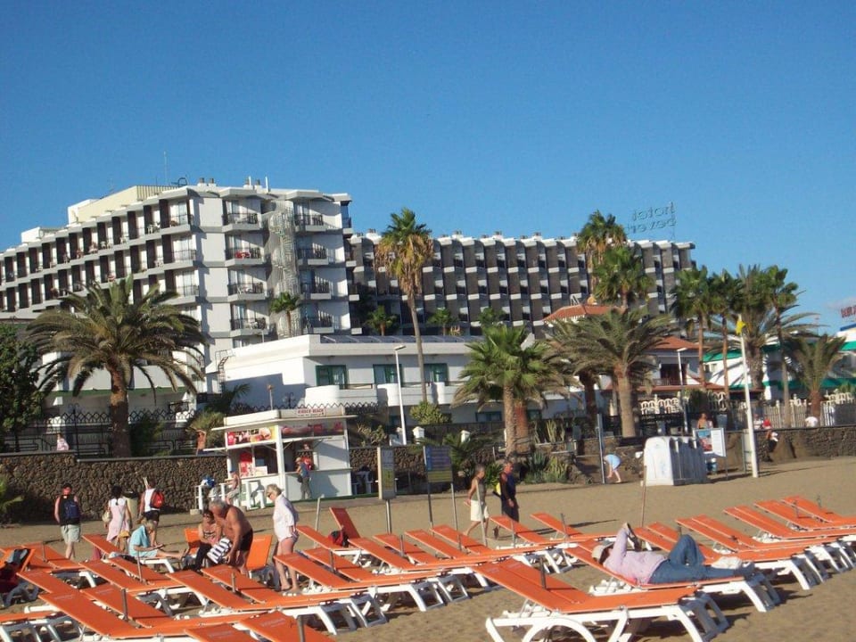 Blick vom Strand zum Hotel in der 2. Reihe Relaxia Beverly Park