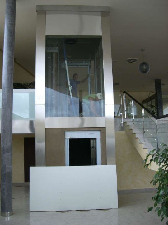 Der Fahrstuhl ist noch im Bau Hotel Las Costas