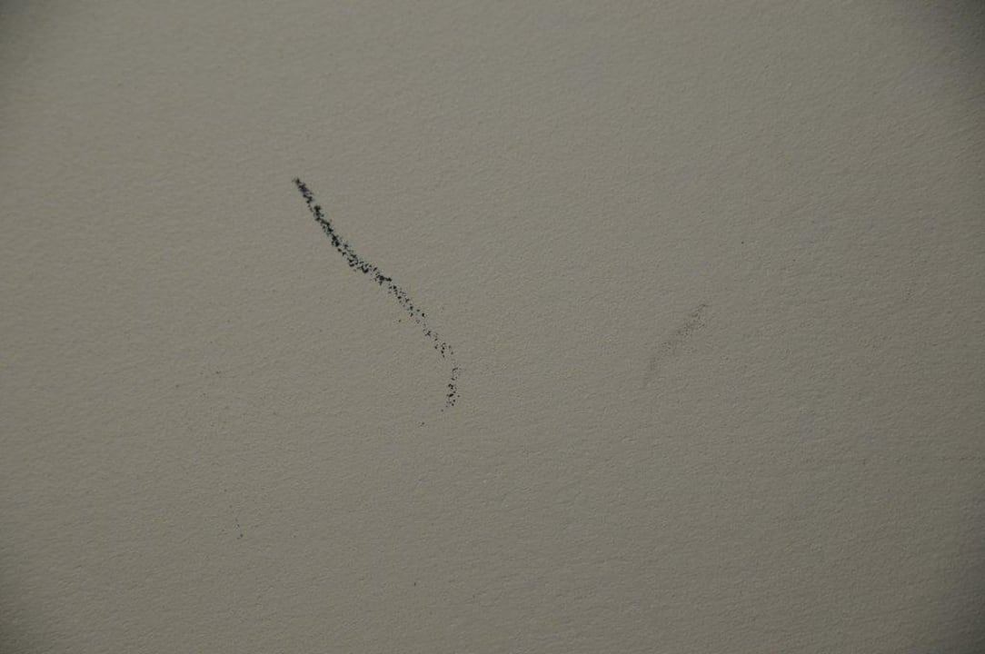Schmutzige Wand auch im Zimmer  Familienresort Buchau