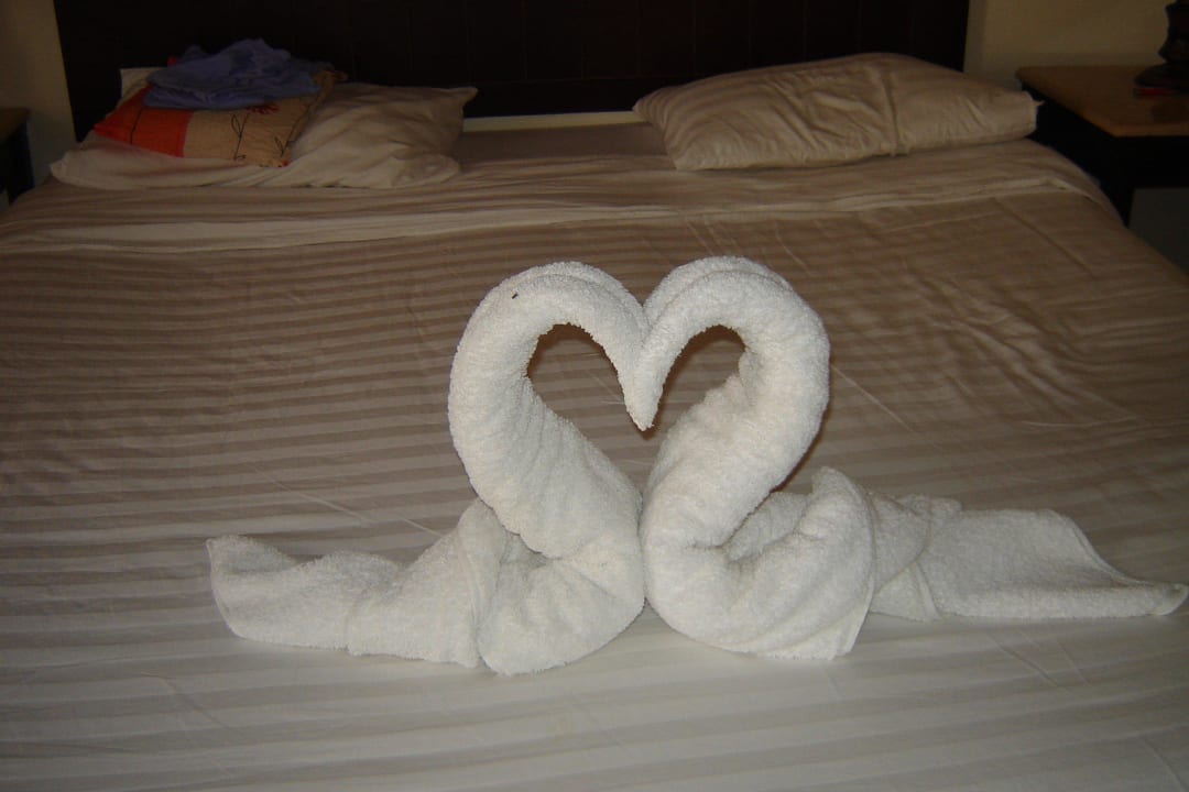 Dekoracje na łóżku Three Corners Sea Beach Resort