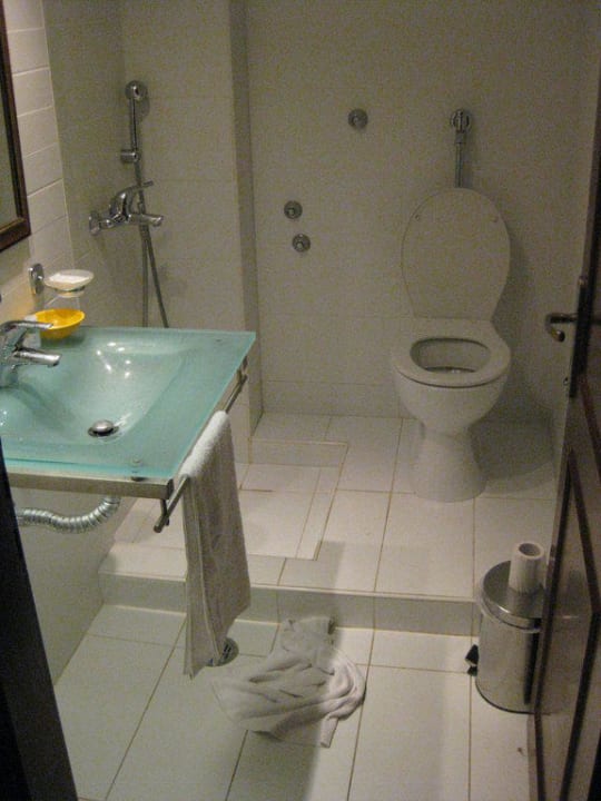 Bad ohne Duschvorhang Nami Hotel & Suites