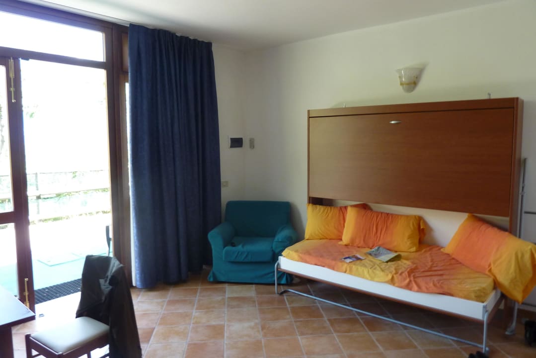 Wohnzimmer mit Couch / 2 extra Betten  Residence Oasi