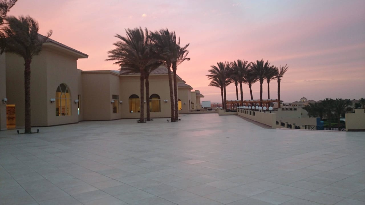 Vor dem Hauptgebäude mit Lobby, Restaurant Cleopatra Luxury Resort Makadi Bay
