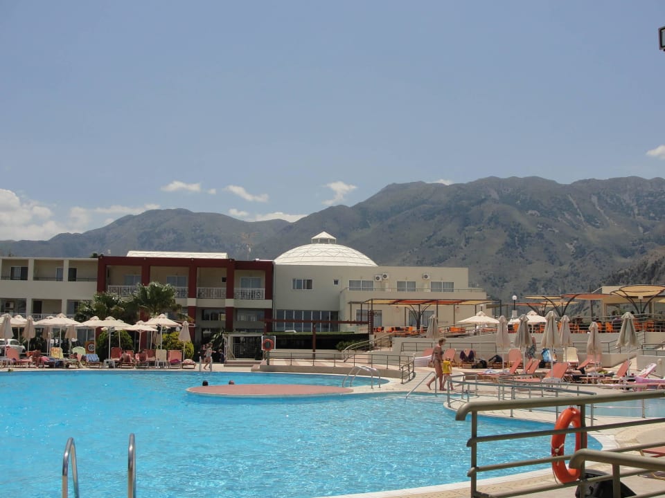 Pool und Blick aufs Hotel HARPIN Georgioupolis Resort Aquapark & SPA