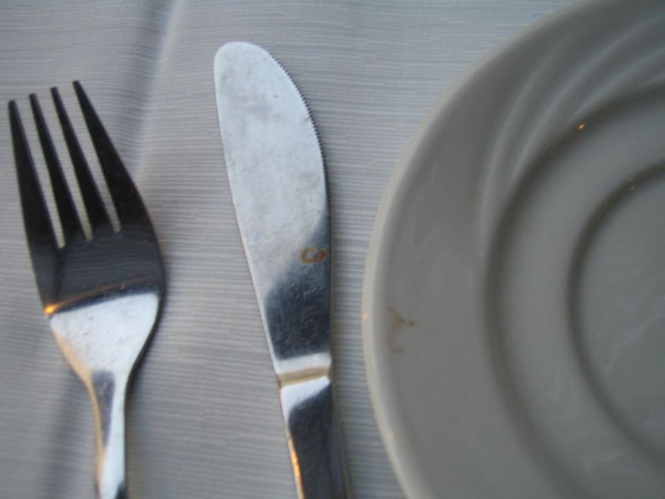 Schmutziges Besteck und Geschirr Hotel Crown Resort Henipa