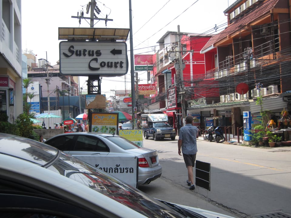 Eingang von der Straße Hotel Sutus Court 1