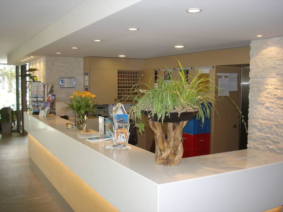 Modern gestaltete Rezeption Hotel Drei Könige