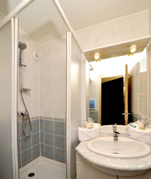 Salle de bain Hotel Balladins Trappes