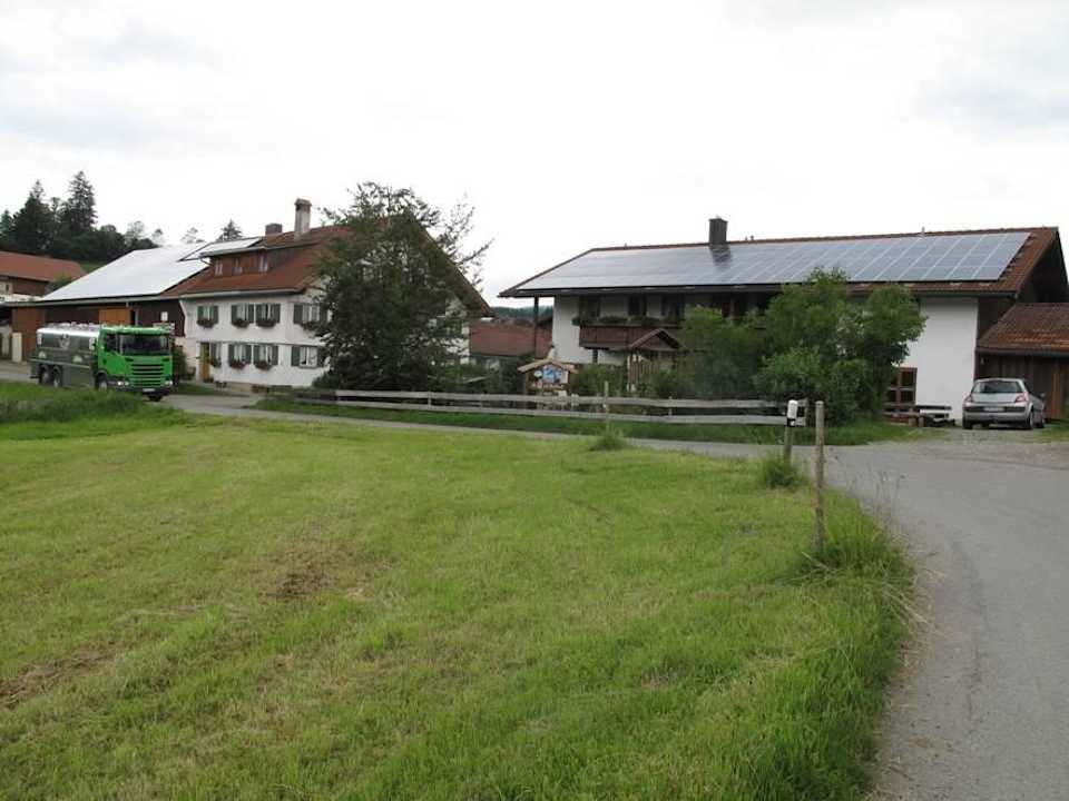 Links der Hof, rechts die Unterkunft Ferienhof Baldauf