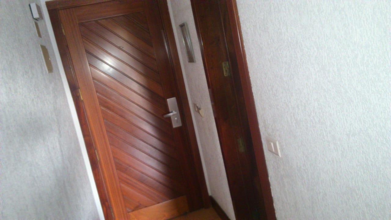 Schmaler Flur im Zimmer, rechts das Badezimmer Hipotels La Geria