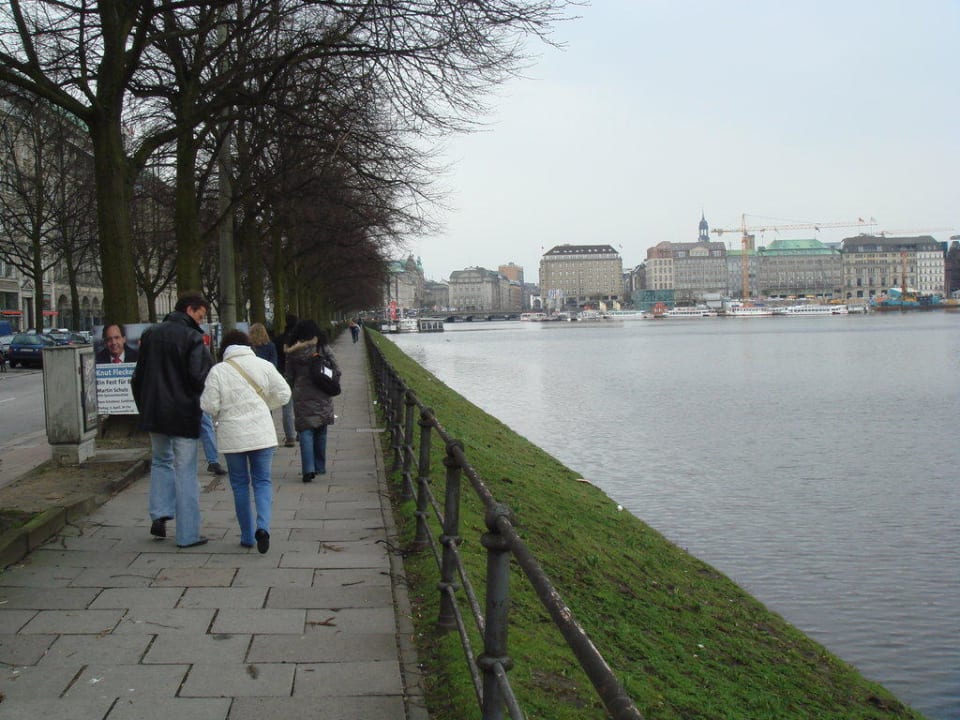 Nach 50 Meter außerhalb des Hotels ist man zentral Ibis Hamburg Alster Centrum Hotel
