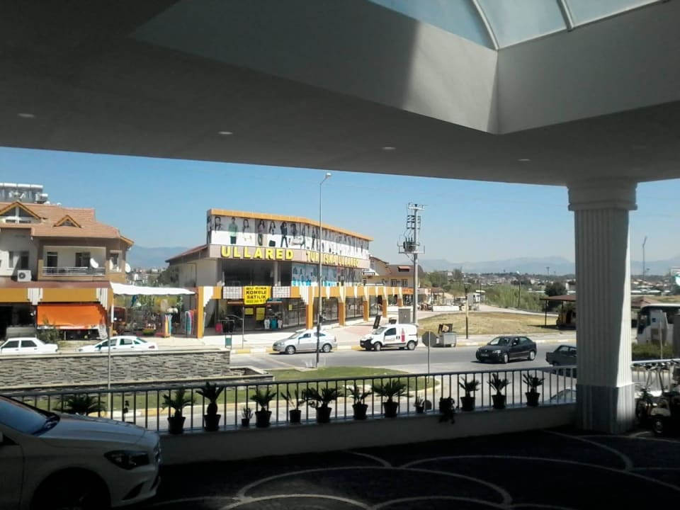 Vor dem Hotel  Palm World Side Resort & Spa