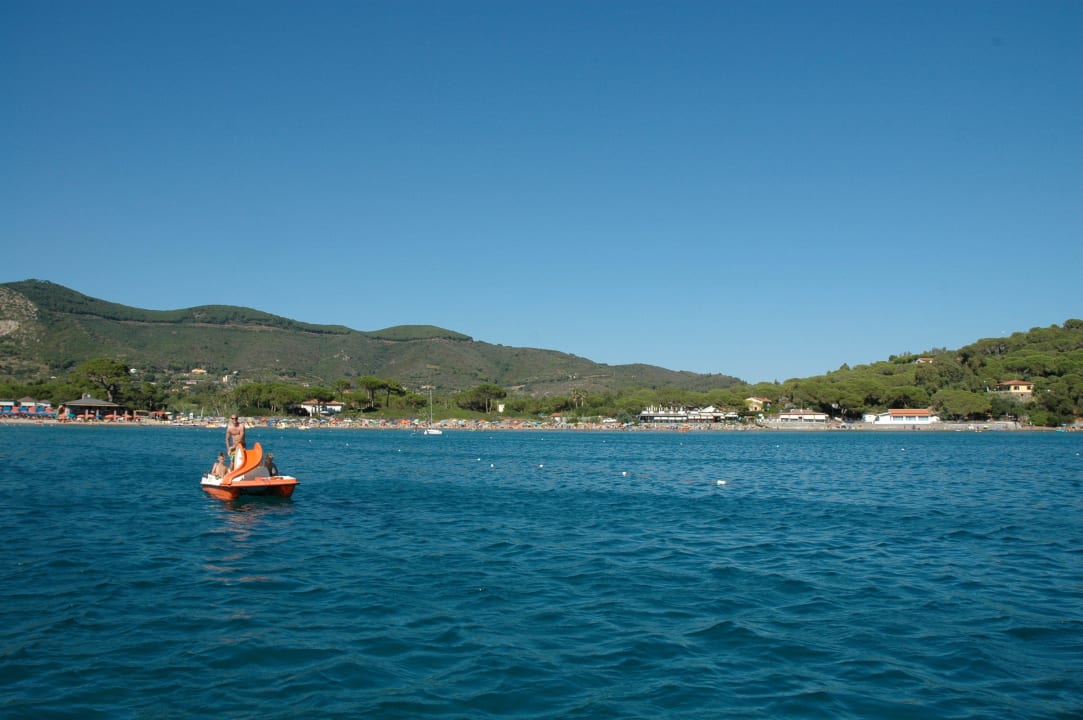 Blick vom Meer Richtung Strand Hotel Orovacanze Lacona Club