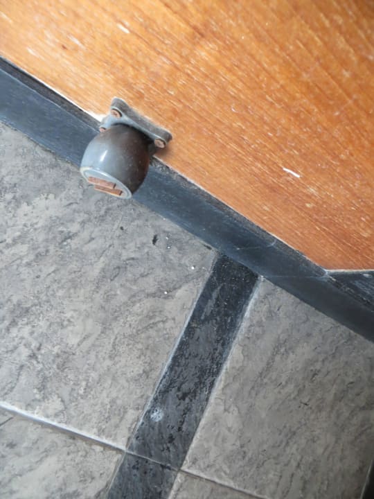 Der Boden im Zimmer absolut kaputt und verdreckt Adaaran Select Hudhuran Fushi - Premium All Inclusive