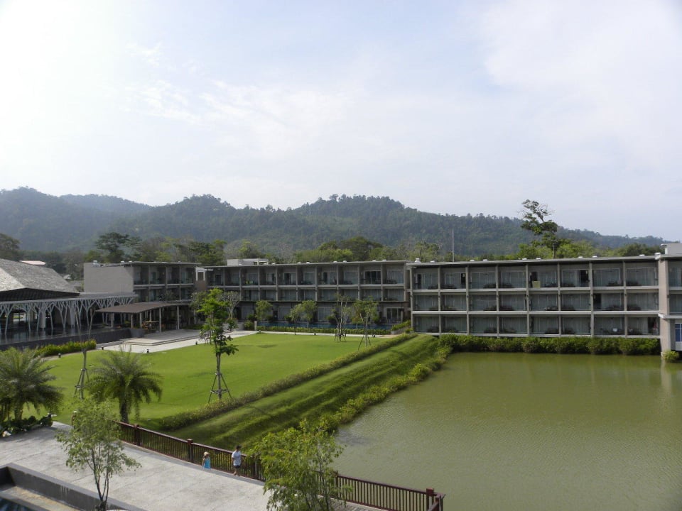 Teil der Hotelanlage mit Lagune und Lobby The Sands Khao Lak by Katathani