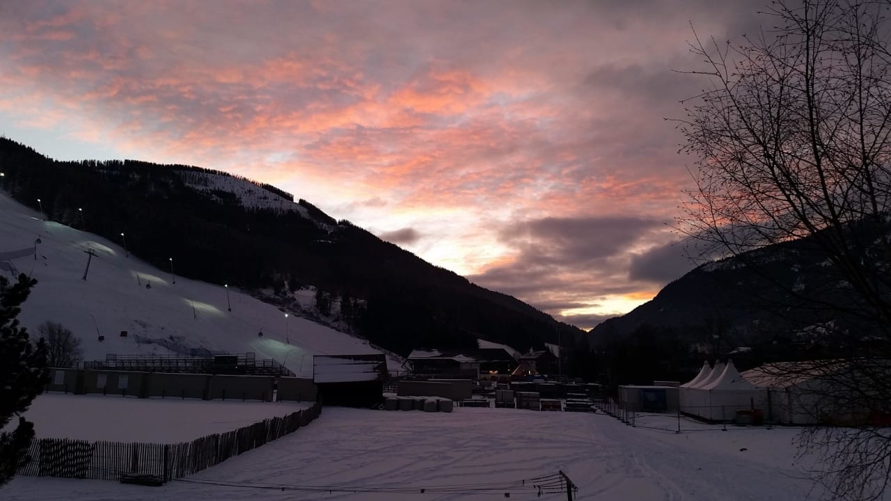 Blick von der Zimmerterrasse Kaiserburgbahn Pension Gertraud