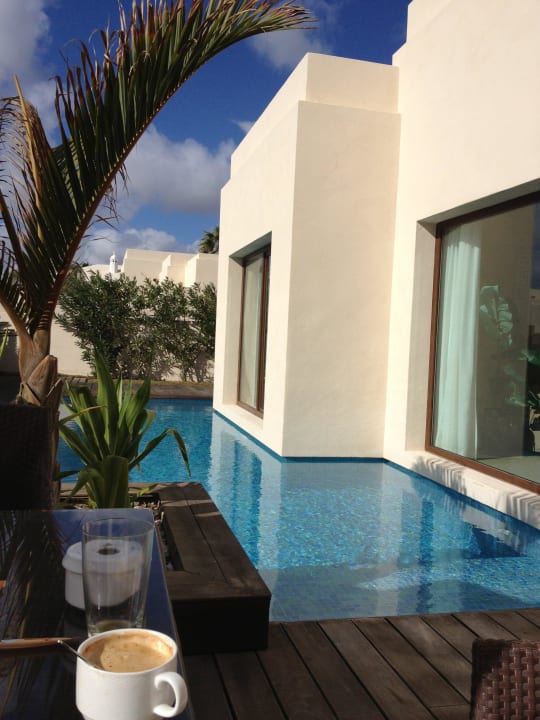 Frühstück am Privatpool Alondra Villas & Suites