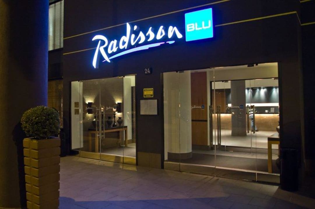 Eingangsbereich bei Nacht Radisson Blu Hotel Milan