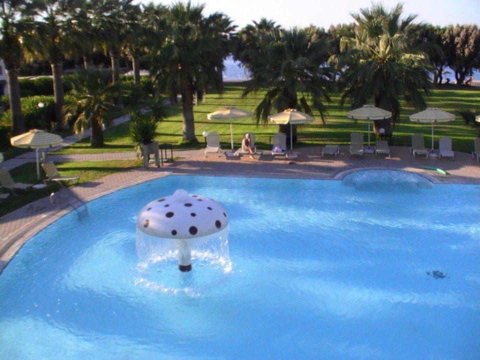 Blick von der Rutsche über den Kinderpool zum Stra TUI KIDS CLUB Alex Beach