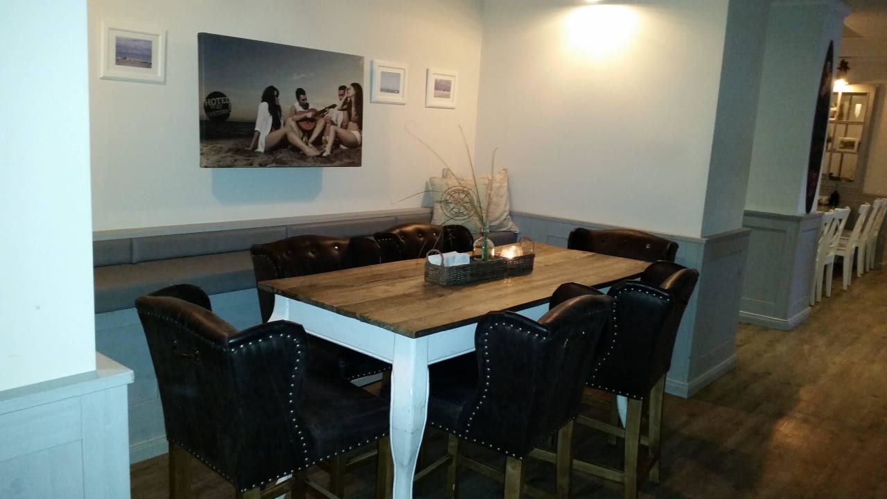 Tisch gegenüber der Kaffee/Saftbar Beach Motel St. Peter-Ording
