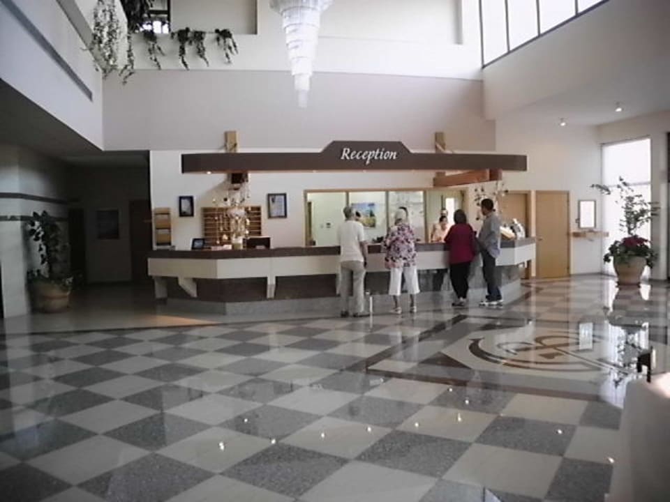 Rezeption mit deutschsprachigem Personal Constantinou Bros Athena Royal Beach Hotel