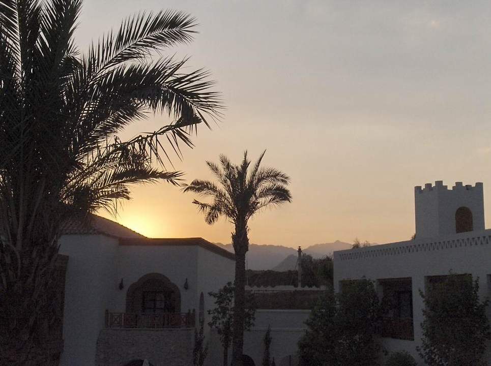 Sonnenuntergang vom Zimmerbalkon Ghazala Gardens