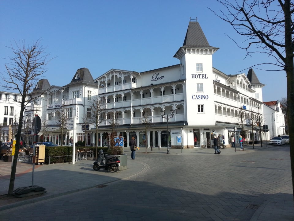 Hotelansicht aus der Fußgängerzone LOEV Hotel Rügen