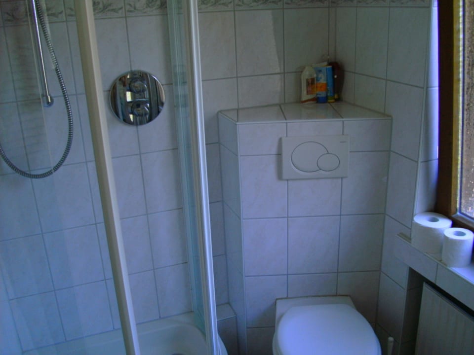 Die Duschtür hängt am seidenen Faden Landhotel Gödeke