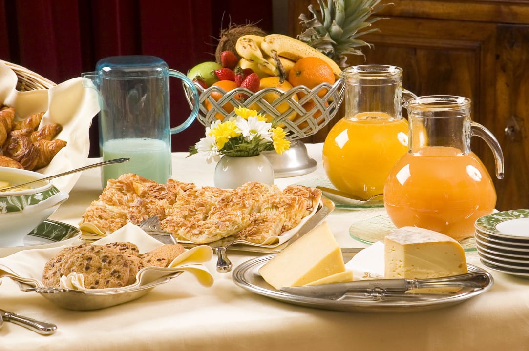 Buffet de petit déjeuner Hotel Château d'Ygrande