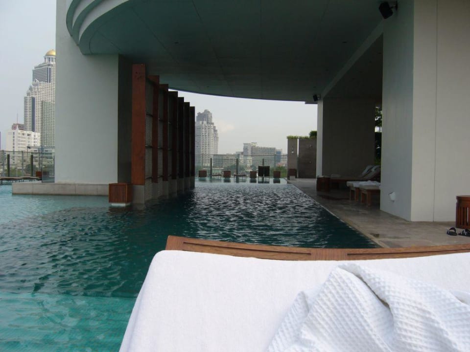 Blick auf den Pool Millennium Hilton Bangkok