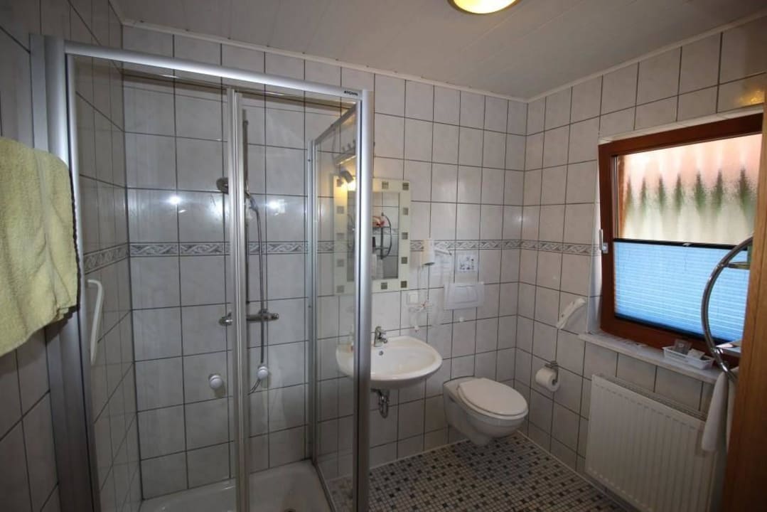 Alle Bäder mit Dusche  WC  Haarfön Tageslicht uvm  Landhaus-Pension Am Pfaffensee