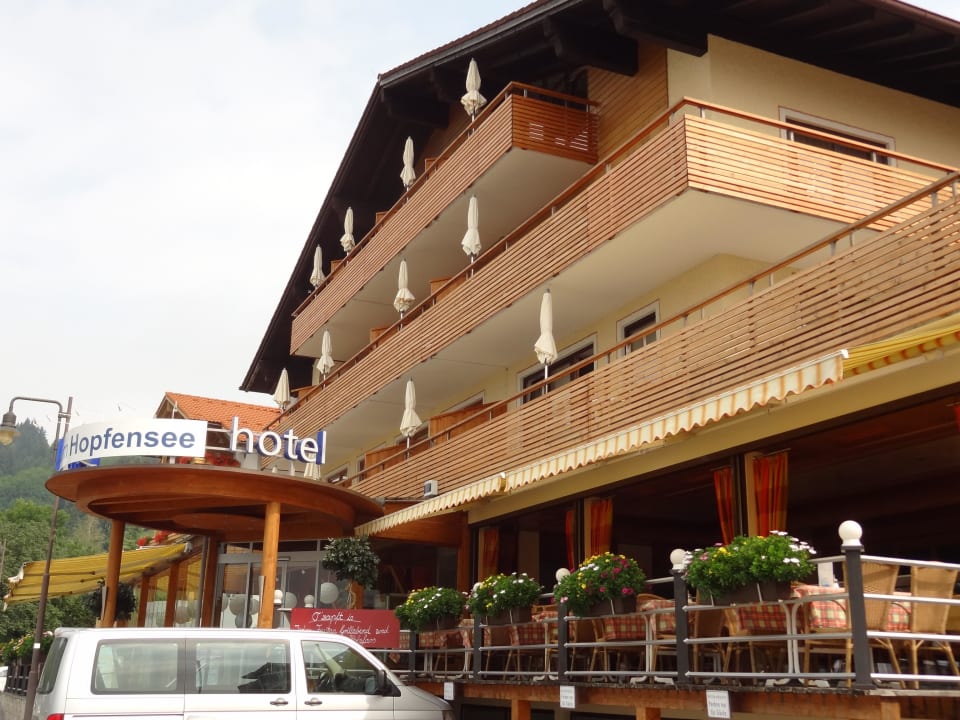 Außenansicht des Hotels Hotel am Hopfensee